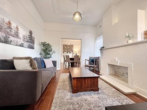 salon z kanapą i kominkiem w obiekcie House Sharon w Melbourne