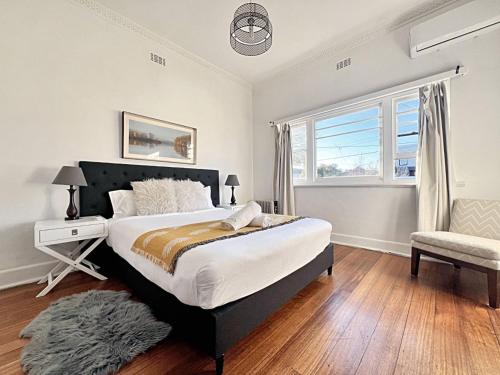 sypialnia z dużym łóżkiem i krzesłem w obiekcie House Sharon w Melbourne