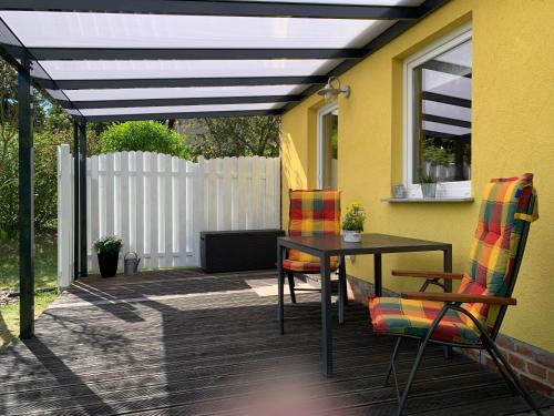 eine Terrasse mit einem Tisch und Stühlen auf einer Terrasse in der Unterkunft Gästehaus A+C Bovet in Wesenberg