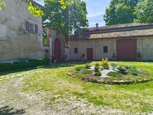 una casa antigua con jardín en el patio en Casa Barattini, en Zocchetta