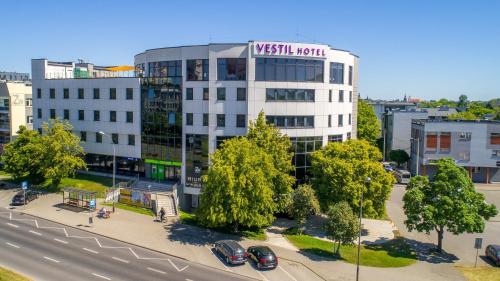 uma vista aérea de um edifício com um hotel usitz em Vestil Hotel em Piotrków Trybunalski