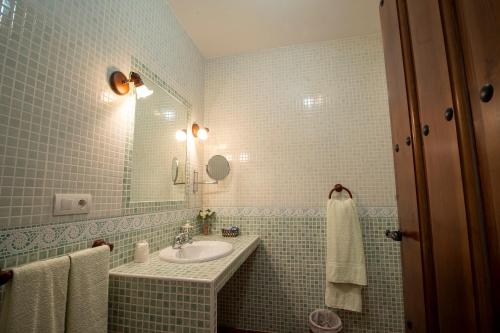 y baño con lavabo y espejo. en Casa Rural La TERRONA en Zarza de Montánchez