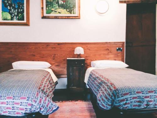 two beds sitting next to each other in a room at B&B Il Tempo Ritrovato in Canossa