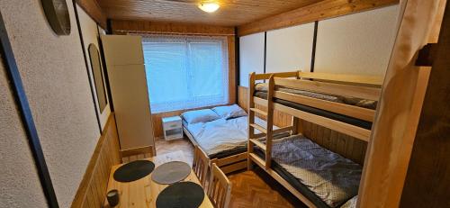 Postel nebo postele na pokoji v ubytování Chatka Ema