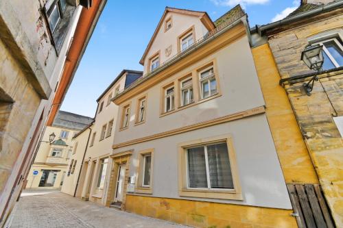 an alley in the city with buildings at HomeTonight Downtown in Bayreuth - 1-Zimmer-Apartment in historischer Altstadt in Bayreuth