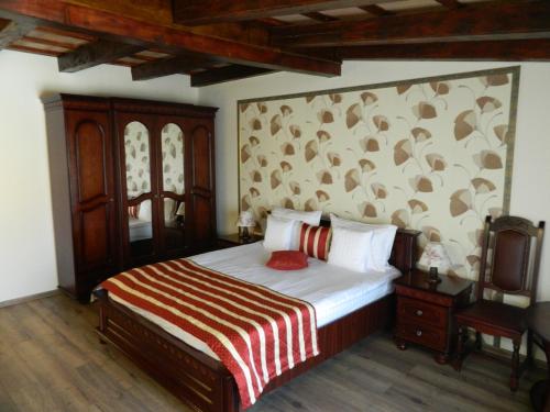 1 dormitorio con 1 cama y una pared con en Schassburger Tor, en Sighişoara