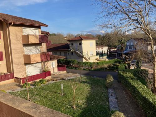 une maison avec un jardin devant dans l'établissement BEAULIEU T1BIS wifi parking 200m des thermes, à Cazaubon