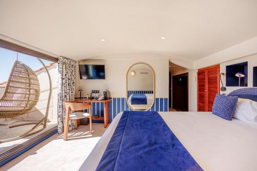 ein Hotelzimmer mit einem großen Bett und einem Schreibtisch in der Unterkunft Welcome Hotel in Villefranche-sur-Mer