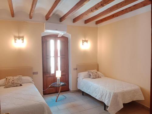een slaapkamer met 2 bedden en een raam bij La Milotxa in Adsubia