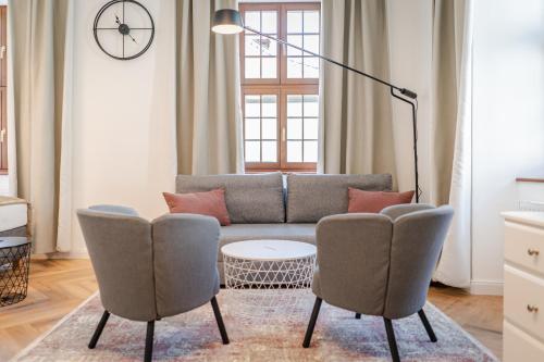 a living room with a couch and two chairs at Rezidencia Levočský Pivovar in Levoča