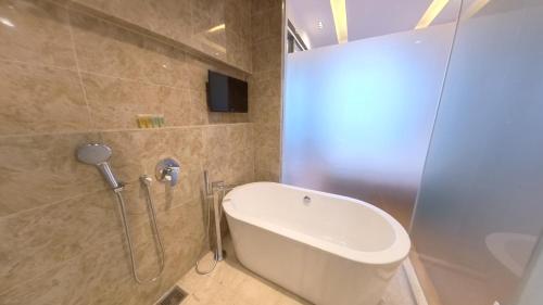 y baño con bañera y lavamanos. en Dorsett Serviced Suites Kuala Lumpur, en Kuala Lumpur