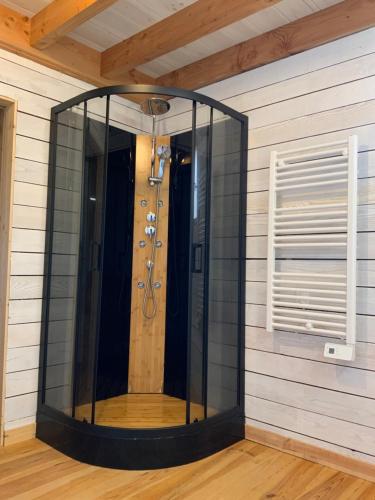 un miroir dans l'angle d'une pièce dans l'établissement Maison bois, proche Sarlat, à Domme