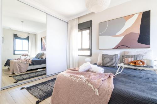 Sala de estar con cama y espejo en Luxury 4 Bedroom With Amazing View In Ramat Sharet Bayt Vegan en Jerusalén