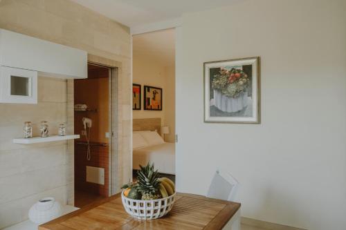 una habitación con una mesa con una planta en Villa Patrizia Salento Art & Room, en Porto Cesareo