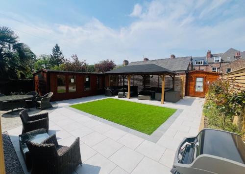 a garden with a patio with a lawn at Hedley House Hotel & Apartments in York