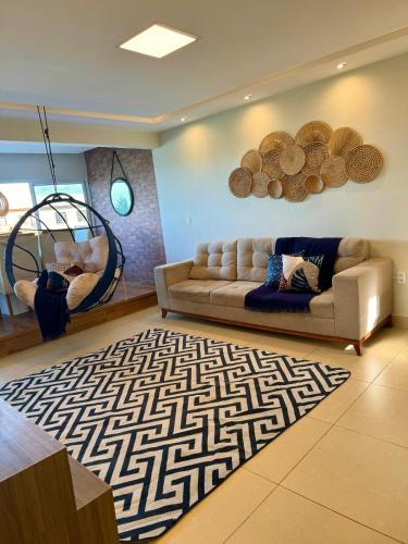 uma sala de estar com um sofá e um tapete em Kite house em Caucaia
