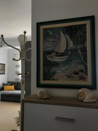 una pintura de un barco en una pared en Corazon Guest House, en Vlorë