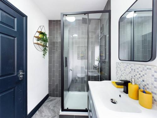 ห้องน้ำของ Modern Maisonette ideal for larger groups, contractors and professionals
