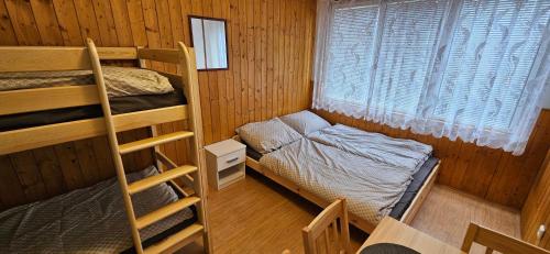 Postel nebo postele na pokoji v ubytování Chatka Matouš