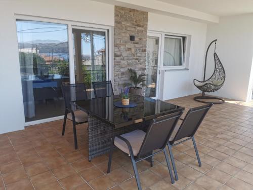 a dining room with a table and chairs at Apartman Klara in Karlobag