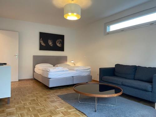uma sala de estar com uma cama e um sofá em Amazing studio in the city centre (Art 12) em Zürich