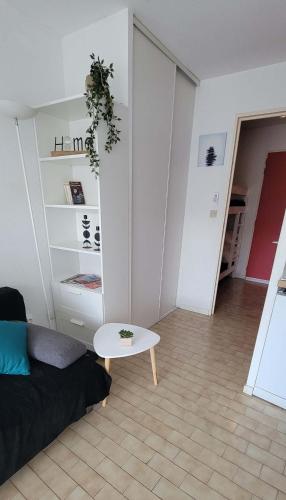 un salon avec un canapé et une table dans l'établissement Studio cabine clim rez-de-jardin résid piscine 150 m plage, à La Grande Motte