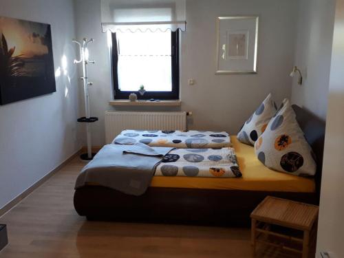 a bedroom with a bed in a room with a window at Vakantieappartement Eldeufer II in Plau am See