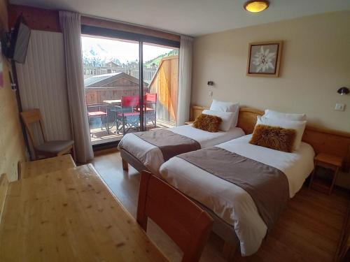 Ein Bett oder Betten in einem Zimmer der Unterkunft Hotel le Sherpa