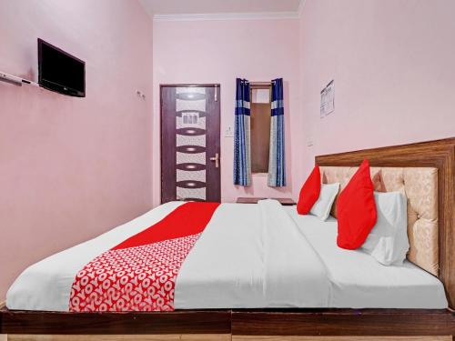 Postel nebo postele na pokoji v ubytování OYO Flagship 81060 Hotel Rudra