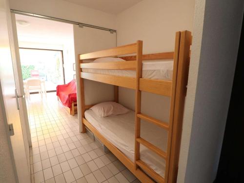 ル・グロー・デュ・ロワにあるAppartement Le Grau-du-Roi, 2 pièces, 4 personnes - FR-1-307-111の二段ベッド2組が備わる客室です。