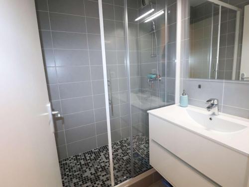 une salle de bain avec douche et lavabo dans l'établissement Charmant T2 Cabine climatisé avec terrasse, parking à 100m de la plage - FR-1-307-111, au Grau-du-Roi
