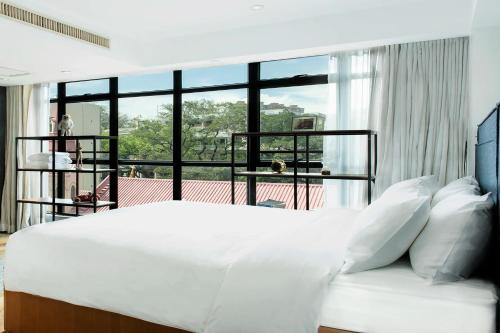 香港にあるHabyt Austin Avenueのベッドルーム(白いベッド1台、大きな窓付)