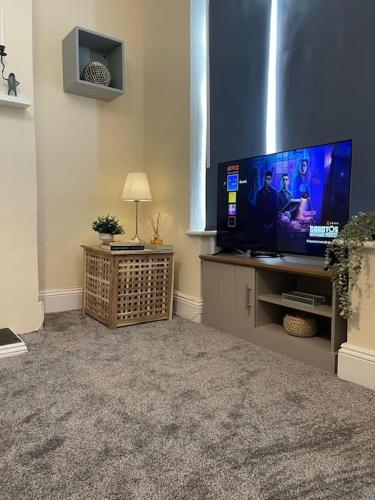 Cosy home in Reading, Berkshireにあるテレビまたはエンターテインメントセンター