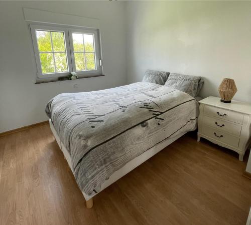 een slaapkamer met een groot bed en een raam bij Happiness at Lili in Verviers