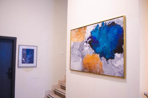 MuşaffaḩにあるPrivate Studio Apartments Zcの階段の横の壁に掛かっている絵