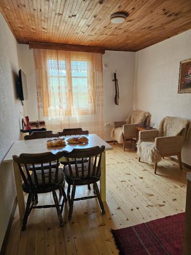 sala de estar con mesa y 2 sillas en Traditional House Srna en Mojkovac