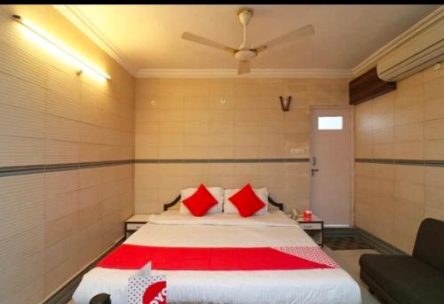 Ένα ή περισσότερα κρεβάτια σε δωμάτιο στο Ganpati Hotel