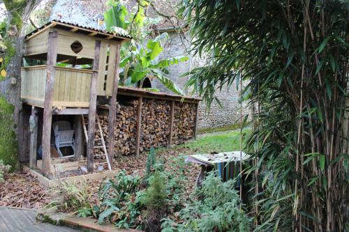 une maison ornithologique en bois au milieu d'un jardin dans l'établissement le gîte du bain des oies, à Sauveterre