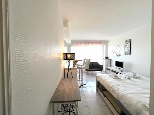une chambre avec un lit et une table dans une pièce dans l'établissement Nice Studio Near The Sea Roquebrune Cap Martin, à Roquebrune-Cap-Martin