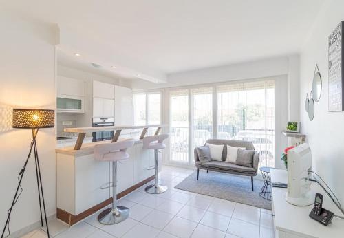 Il comprend une cuisine et un salon avec une table et une chaise. dans l'établissement Nice Studio Near The Sea Roquebrune Cap Martin, à Roquebrune-Cap-Martin