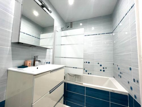 La salle de bains blanche est pourvue d'un lavabo et d'une baignoire. dans l'établissement Nice Studio Near The Sea Roquebrune Cap Martin, à Roquebrune-Cap-Martin