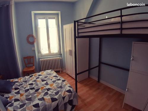 une chambre avec un lit superposé dans une pièce dans l'établissement Appartement Les Cozettes, à La Bourboule