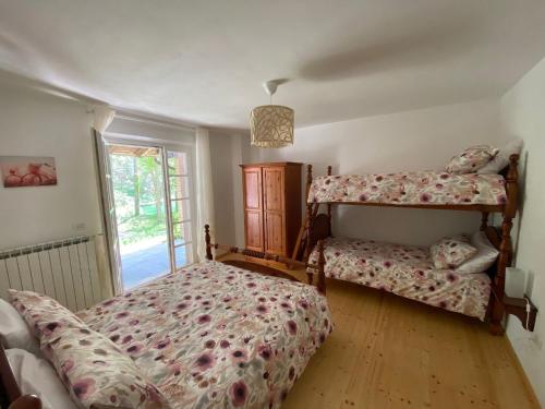 - une chambre avec 2 lits superposés et une fenêtre dans l'établissement Casa delle Risorgive, à Venzone