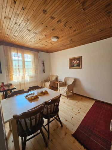 un comedor con mesa y sillas en una habitación en Traditional House Srna en Mojkovac