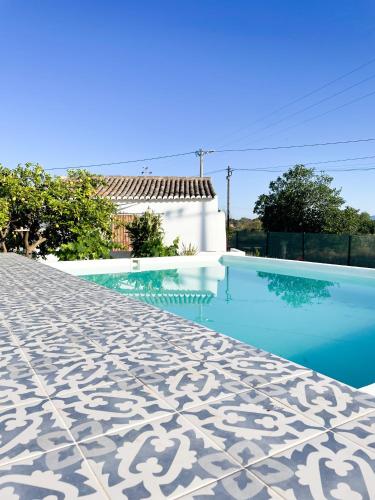 - une piscine à côté d'une villa avec une maison dans l'établissement Casa XS, à Alvor