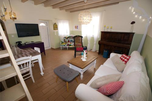 een woonkamer met een witte bank en een tafel bij "Wonderland" Nest Nafplio in Nafplio