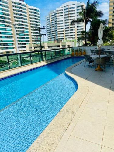 una piscina en la parte superior de un edificio con edificios altos en Apartamento Salvador vista mar , centro de convenções, en Salvador