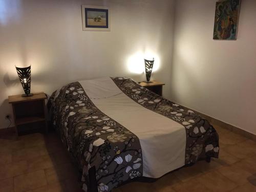 Lova arba lovos apgyvendinimo įstaigoje SAFARI Lodge Location Bungalow