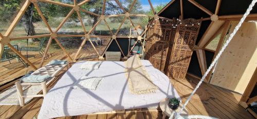une chambre avec un lit dans une tente dans l'établissement DOME ETOILE, à Bézaudun-les-Alpes