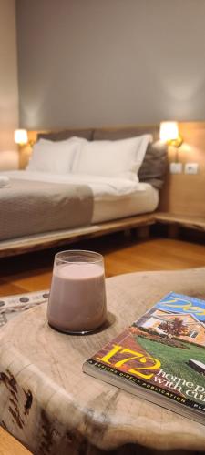 um quarto com uma cama e uma mesa com uma mesa de centro sidx sidx em Velar Hotel Boutique em Korçë